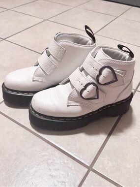 EUC Dr Martens Devon Heart platform boots sz 8
